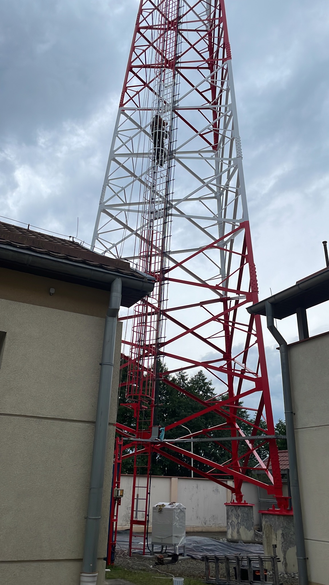 Zabezpieczenie antykorozyjne , zdjęcie Po nałożeniu ostatniej warstwy farby. Maszt H50