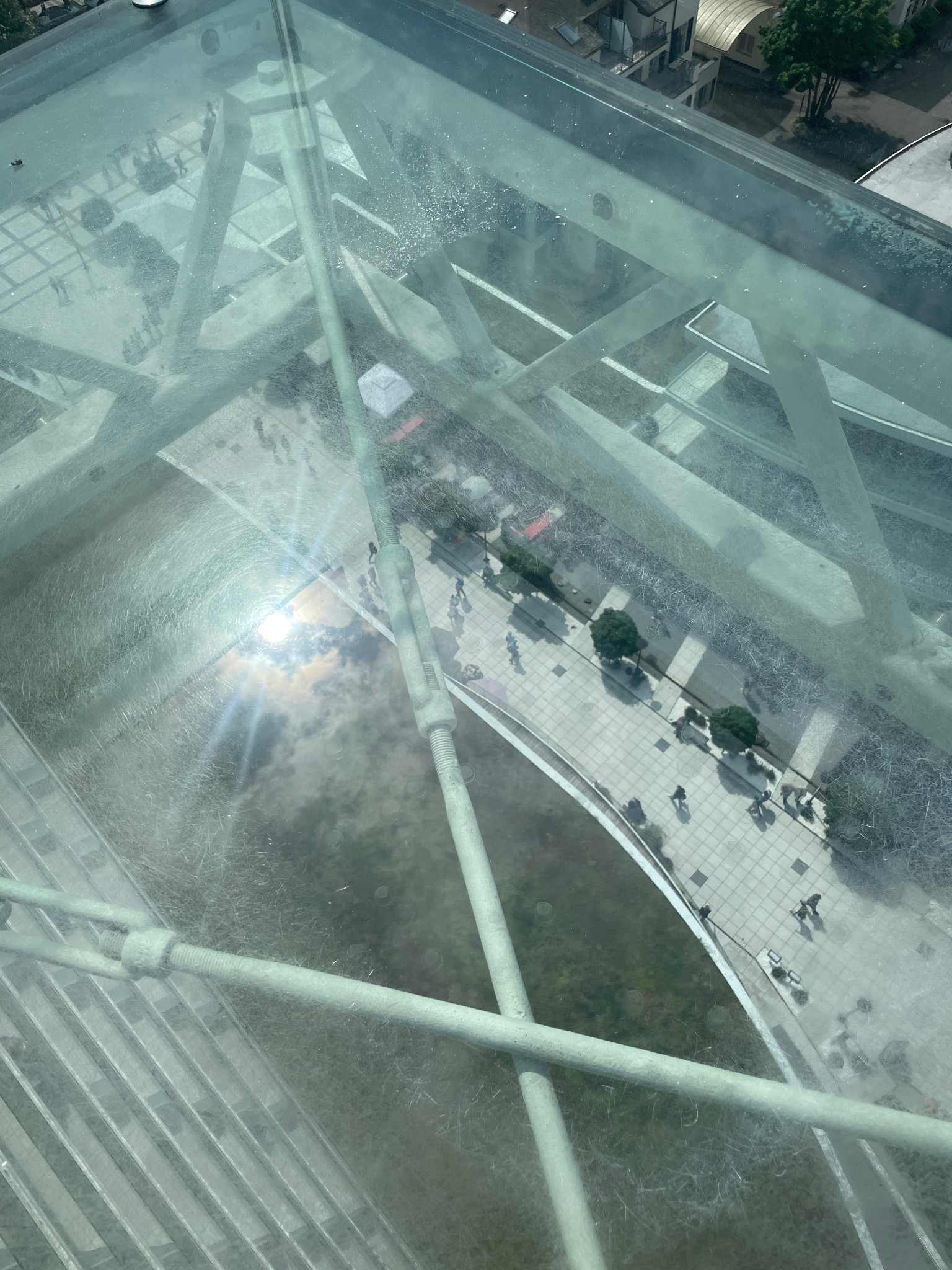 Szlifowanie i polerowanie rys na szklanej kładce.