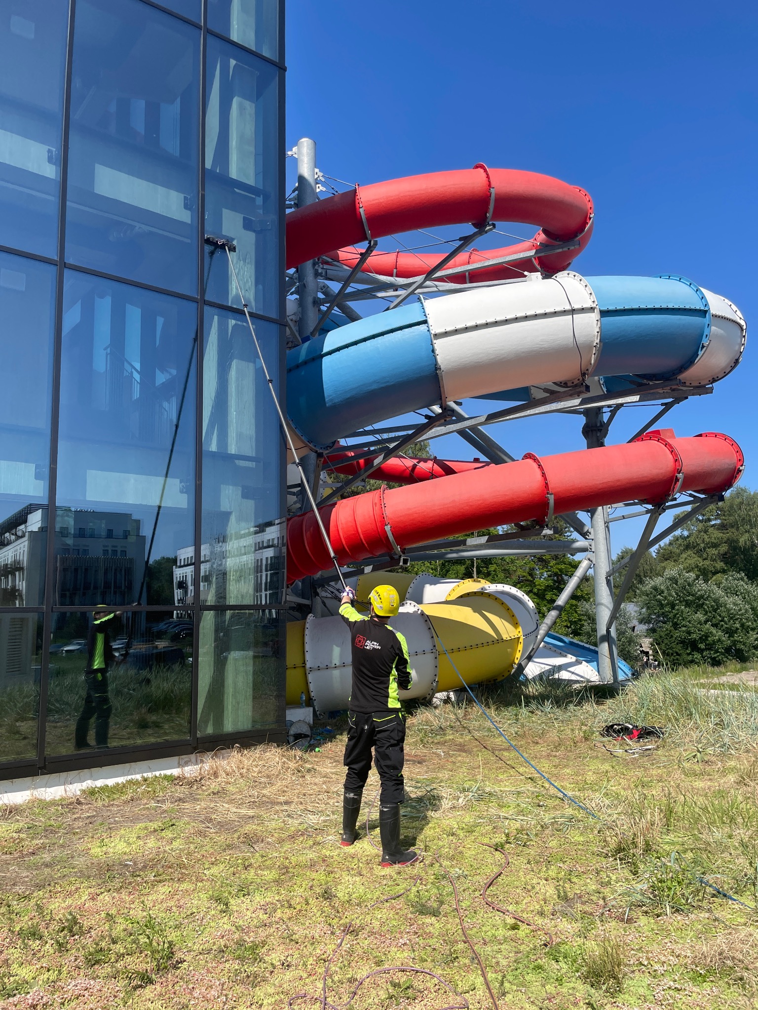 Mycie elewacji wodą demi (bez smug)