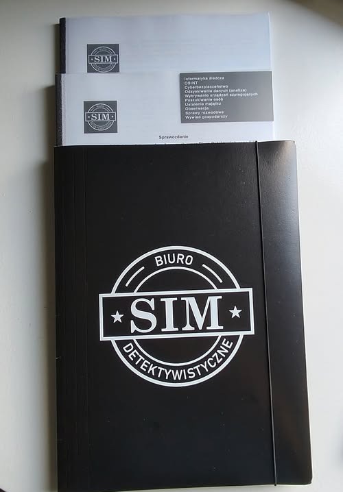 Czarny segregator z logo Biura Detektywistycznego SIM Częstochowa i ulotki informacyjne na białym tle, prezentujące zakres usług detektywistycznych.
