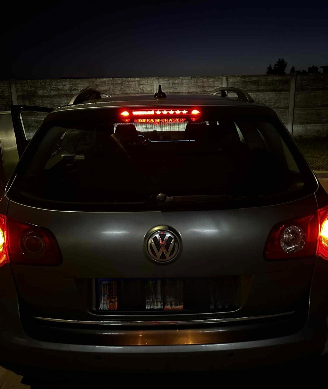 Po naklejeniu naklejki tylnia szyba plus dodatek bajery różne na światło stopu legalnie itd.