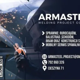 Spawacz w masce, iskry podczas spawania. Reklama firmy ARMASTEEL: rurociągi, balustrady, schody, bramy, konstrukcje stalowe. Mobilny serwis spawalniczy. Kontakt, QR kod.