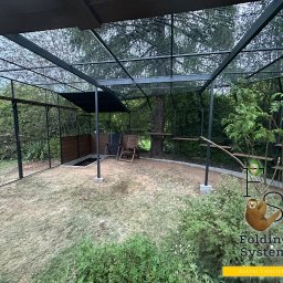 Woliera lakierowana z zadaszeniem, tunelem i półkami – idealna dla aktywnego kota. Naszą specjalnością są woliery, klatki, oczka wodne, stawy i inne rozwiązania dla zwierząt.