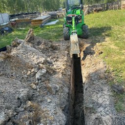 Miniładowarka Avant do zadań specjalnych! Wąska i lekka, świetnie radzi sobie w ciasnych przestrzeniach. Przekopy, wyrównania, porządki w ogrodzie, oczka wodne – szybko, sprawnie i bez bałaganu.