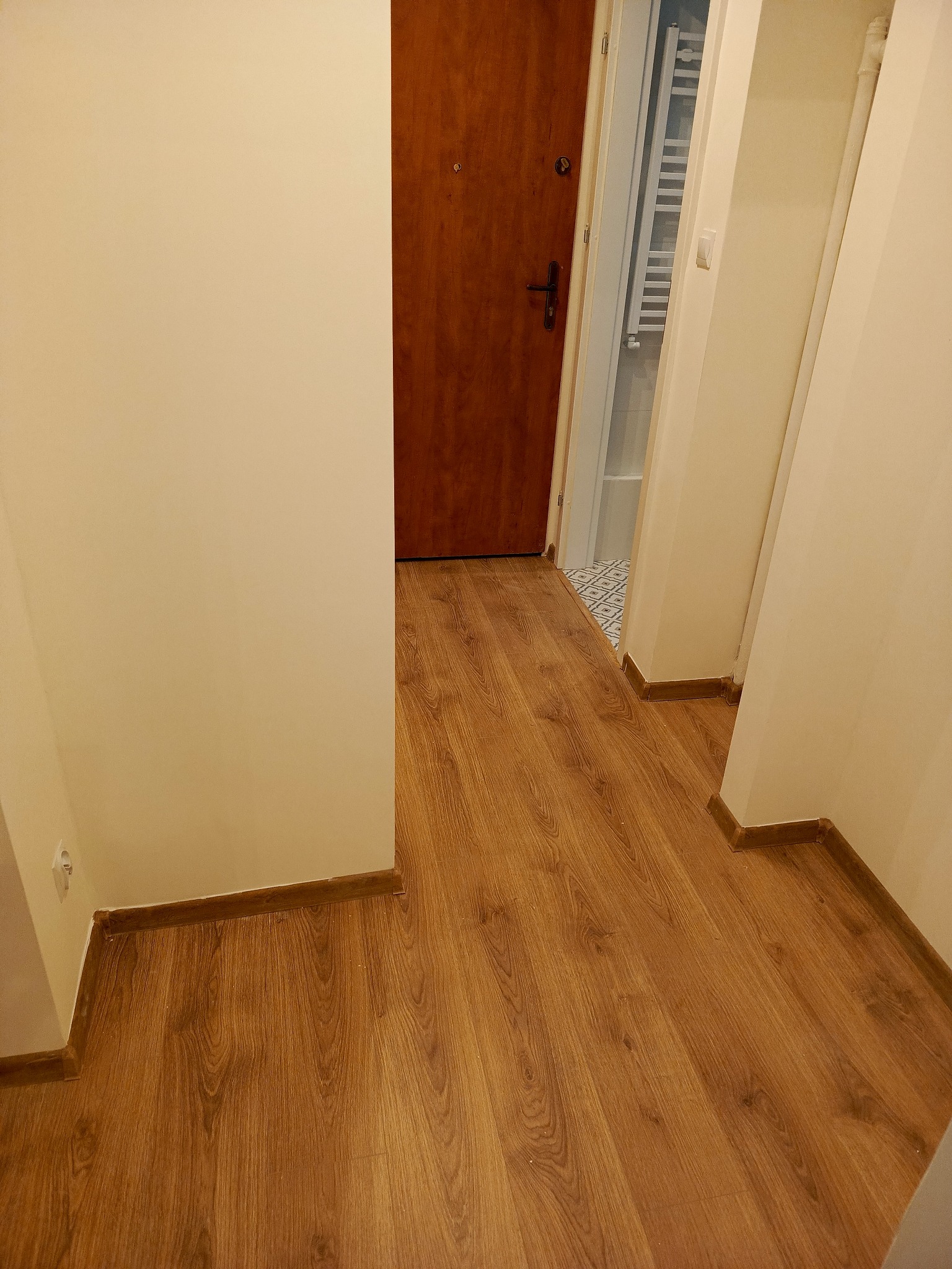 Zlecenie remont mieszkania,gładzie,malowanie agregatem, ułożenie paneli.