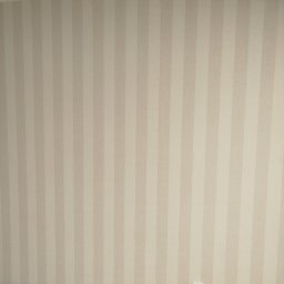 Adrianzlotaraczka - Ściana w beżowe pasy po tapetowaniu; widoczny fragment podłogi z narzędziami: wałek i nóż. Gniazdko elektryczne na ścianie. Stonowana kolorystyka.