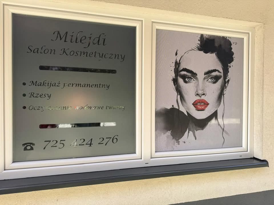 Oklejone folią okno salonu kosmetycznego z grafiką portretu kobiety i informacją o usługach: makijaż permanentny, rzęsy, oczyszczanie wodorowe twarzy i numer telefonu.