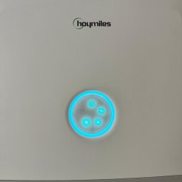 Biały panel sterowania Hoymiles z podświetlanymi na niebiesko ikonami funkcji, umieszczony na gładkiej, jasnej powierzchni urządzenia.