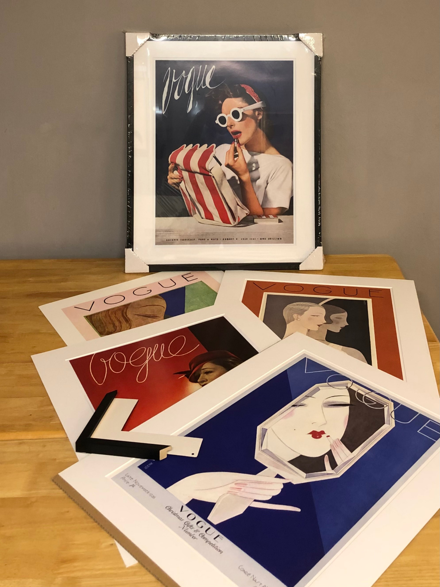 Kolekcja reprodukcji historycznych okładek magazynu 'VOGUE' z różnych okresów XX wieku.