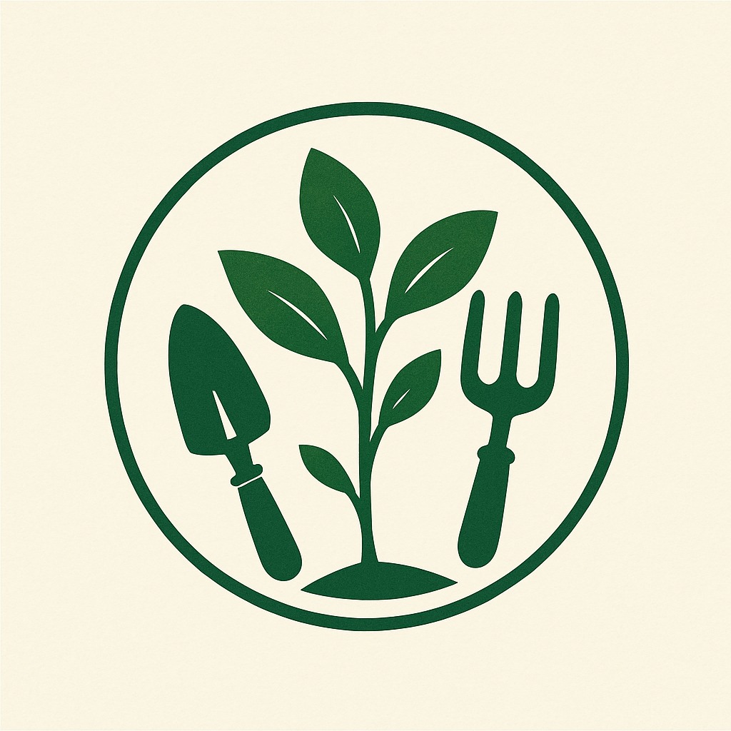 Ikona ogrodnicza: zielona roślina, widelec i łopatka w okręgu na kremowym tle. Prosty, wektorowy design z subtelną teksturą.