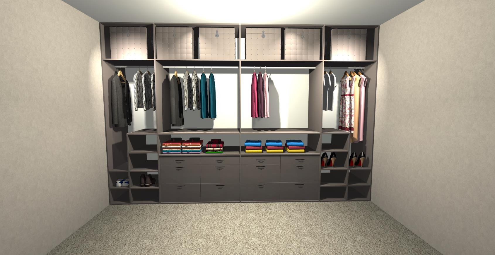 Szara szafa wnękowa z ubraniami, pudełkami i butami, z niskiego kąta. Ubrania wiszą na wieszakach, a złożone leżą na półkach. Widoczne damskie buty na obcasie.