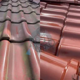 Czerwona dachówka przed i po renowacji. Po lewej stronie widoczny mech i zabrudzenia, po prawej czysta, błyszcząca powierzchnia. Widok z bliska na strukturę dachówek.