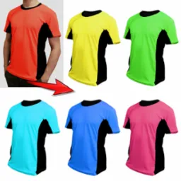 Kompozycja sześciu kolorowych koszulek sportowych z czarnymi wstawkami. Jedna koszulka prezentowana na modelu, reszta bez modela. Strzałka wskazuje na model.