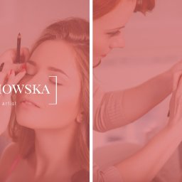 Grafmaga - Makijażystka maluje brwi klientki kredką. Widoczny fragment twarzy modelki z zamkniętymi oczami i ręce makijażystki.