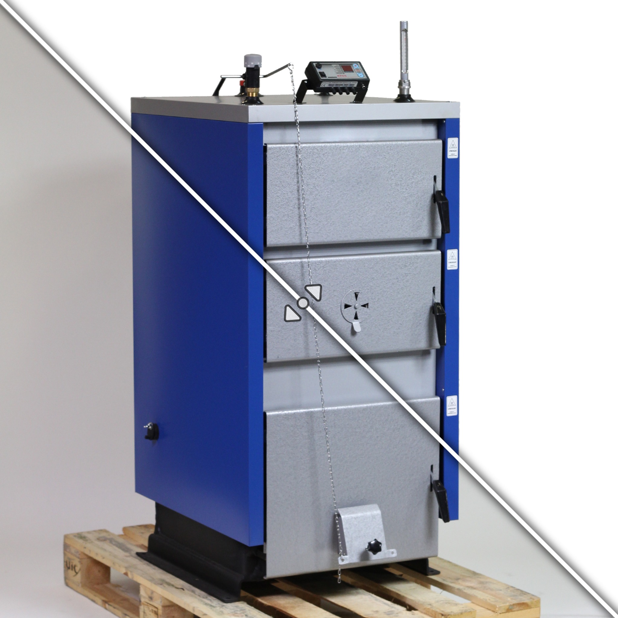 Niebiesko-szary piec CO na palecie, widoczne drzwiczki, sterownik i termometr. Ujęcie z lekkiego dołu, na neutralnym tle.