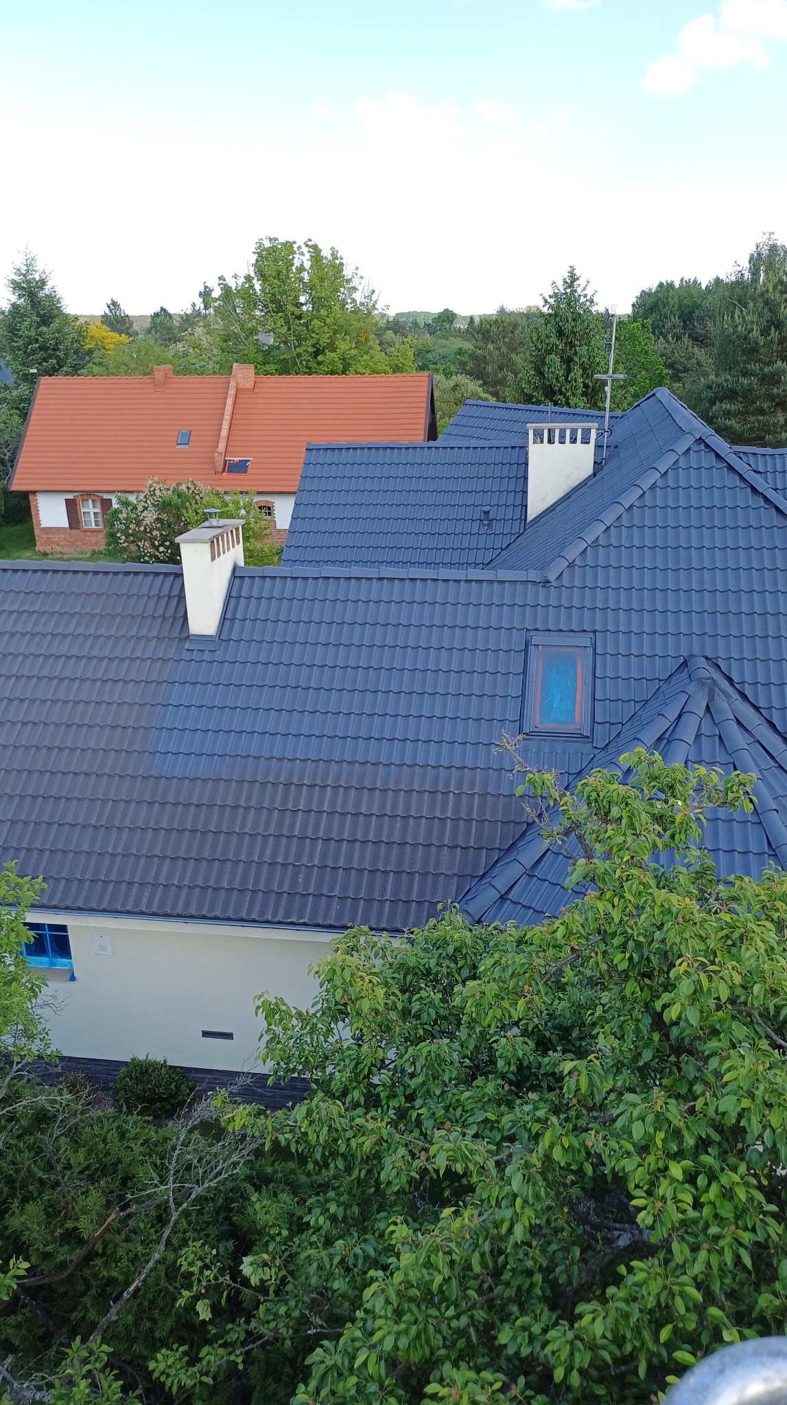 Malowanie dachu metodą natryskową