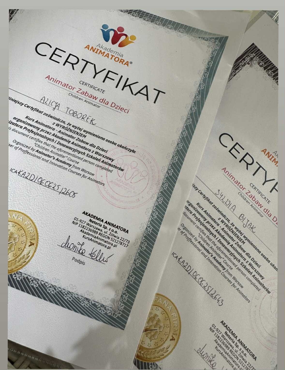 Dwa certyfikaty Akademii Animatora dla Alicji Toborek i Sylwii Bijak, potwierdzające ukończenie kursu animatora zabaw dla dzieci z wyróżnieniem.