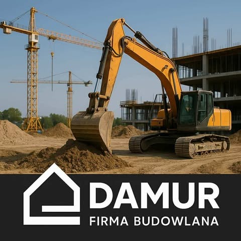 Żółta koparka w trakcie prac ziemnych na placu budowy. W tle widoczne dźwigi i budynek w stanie surowym. Logo firmy budowlanej w dolnej części.