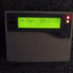 LANOPTIC - Panel alarmowy z wyświetlaczem LCD wskazującym datę i godzinę oraz diodami LED. Urządzenie w obudowie z tworzywa sztucznego.