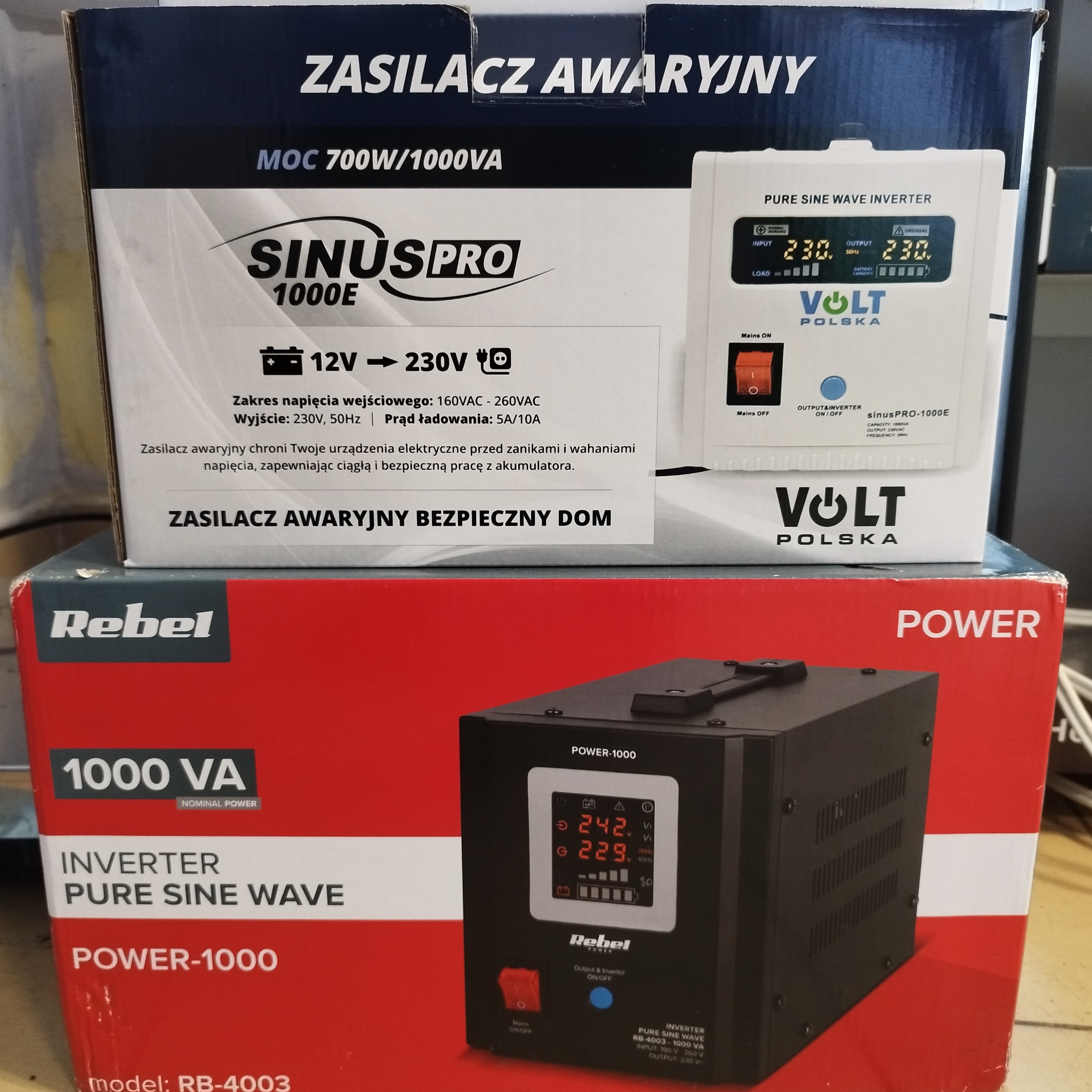 Dwa zasilacze awaryjne: Sinus Pro 1000E i Rebel Power-1000. Urządzenia chroniące przed zanikami napięcia, zapewniające ciągłą i bezpieczną pracę.