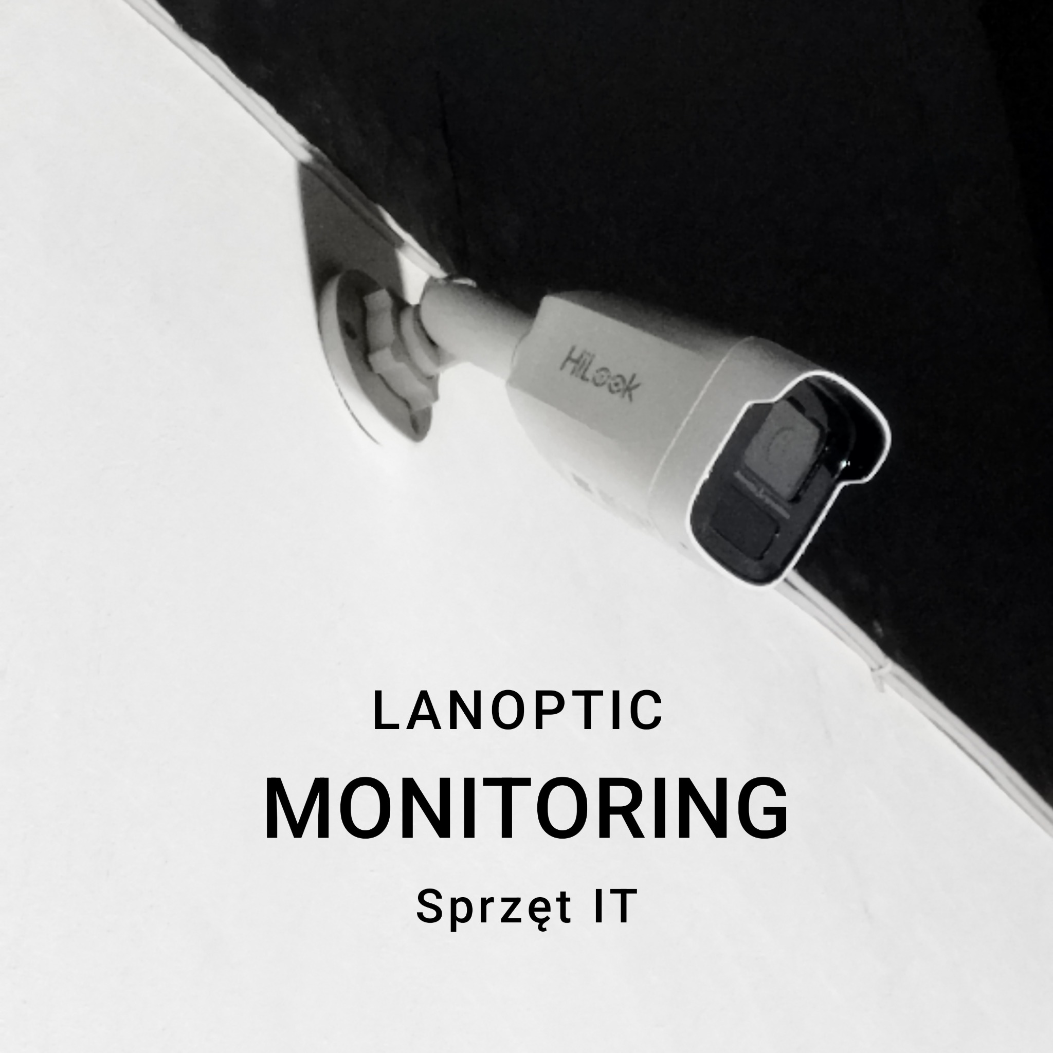 Kamera monitoringu HiLook zamontowana na białej ścianie, widoczna z boku, z tekstem 'LANOPTIC MONITORING Sprzęt IT' na dole kadru.