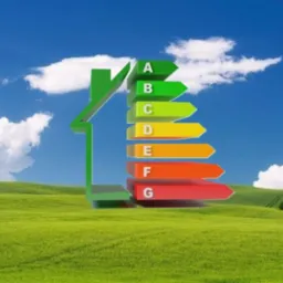 Graficzna wizualizacja efektywności energetycznej domu na tle zielonego wzgórza i błękitnego nieba z chmurami. Klasy energetyczne od A do G przedstawione kolorami.