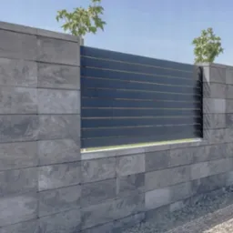 Nowoczesne ogrodzenie z szarego kamienia łupanego i poziomych, metalowych paneli. Minimalistyczny design z młodymi drzewkami w tle.