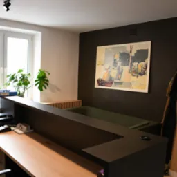 Nowoczesne wnętrze biura z recepcją w odcieniach drewna i szarości, obraz na ścianie, roślina w oknie, minimalistyczny design.