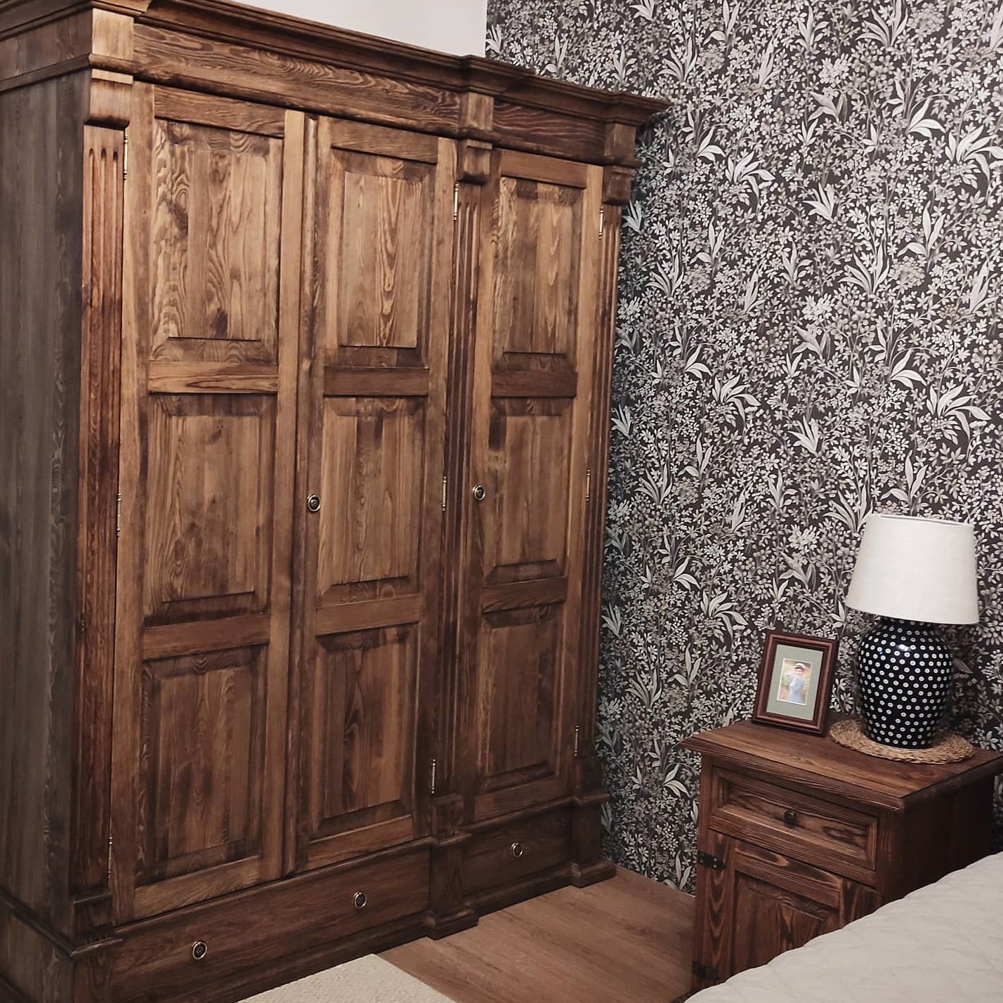 Szafa drewniana kolekcja Hacienda Prestige w wykończeniu lakier dąb ciemny. Możliwość wykonania pod wymiar.