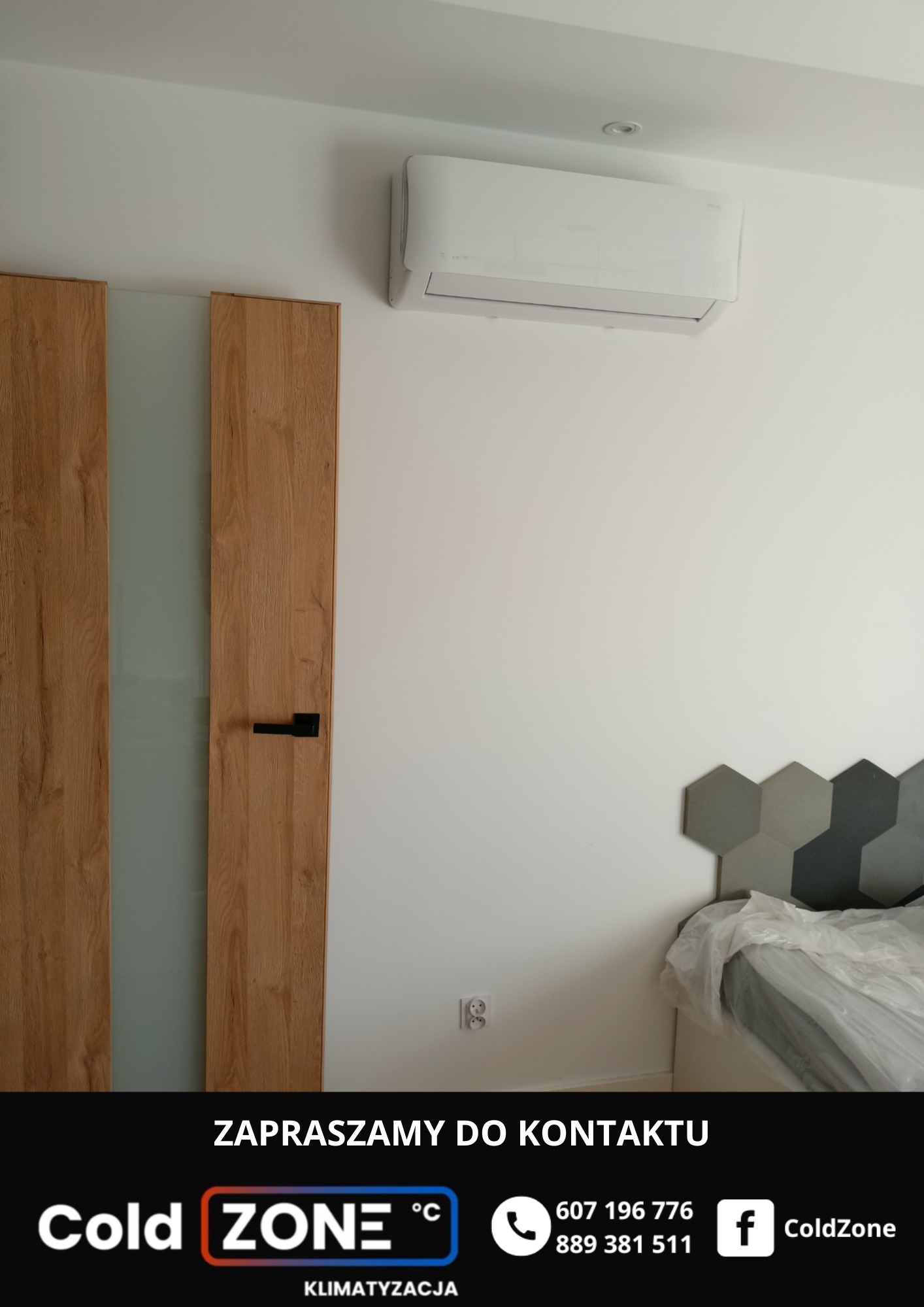 Nowoczesny klimatyzator ścienny w jasnym wnętrzu z drewnianymi drzwiami i dekoracyjnym zagłówkiem w kształcie plastra miodu. Minimalistyczny design.