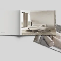Rozkładówka katalogu wnętrzarskiego z beżową sofą i stolikiem kawowym na tle jasnego wnętrza. Dodatkowe ujęcie sofy z poduszkami. Dominuje stonowana kolorystyka.