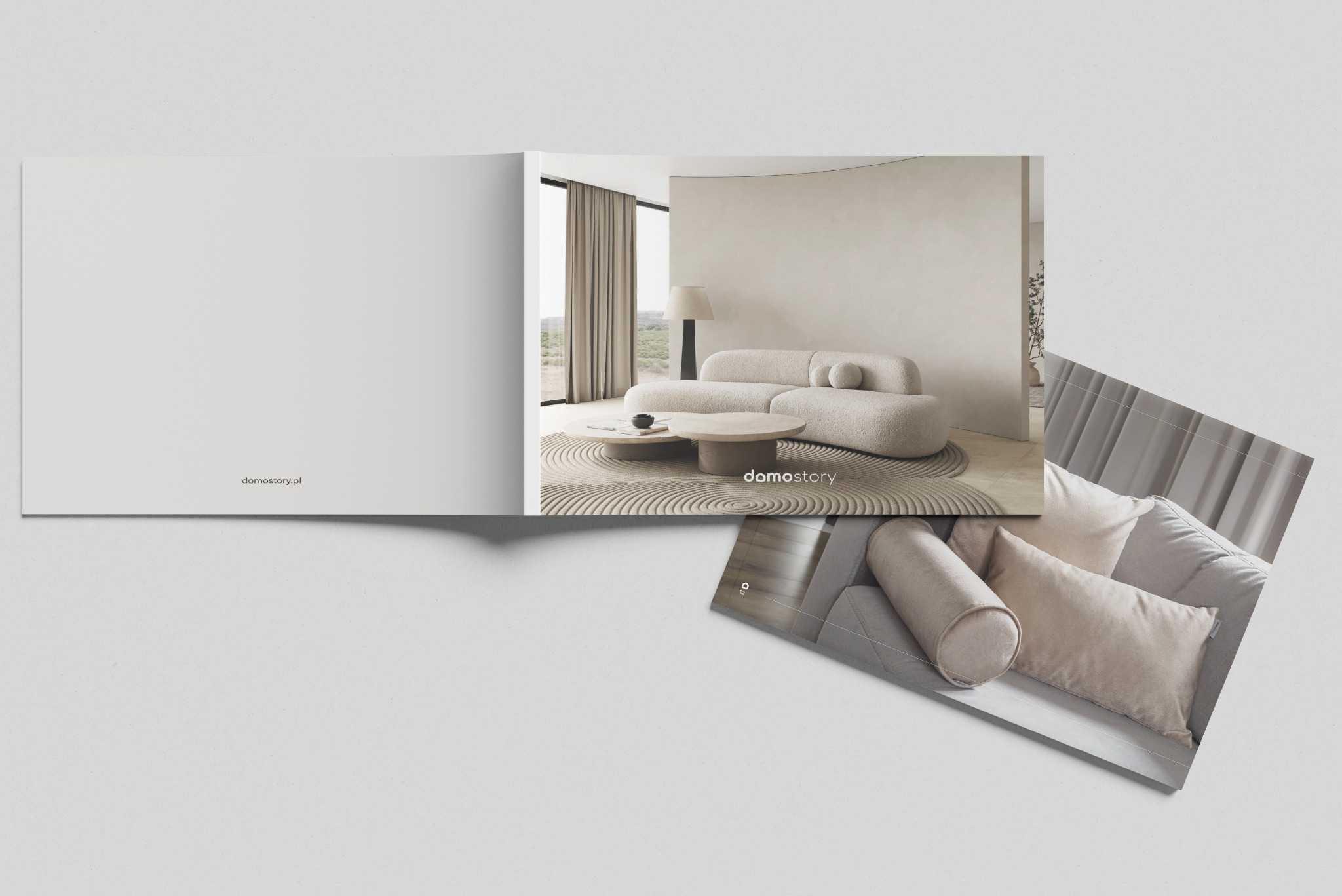 Rozkładówka katalogu wnętrzarskiego z beżową sofą i stolikiem kawowym na tle jasnego wnętrza. Dodatkowe ujęcie sofy z poduszkami. Dominuje stonowana kolorystyka.