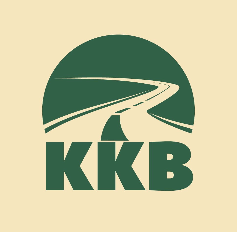 Grafika: stylizowana droga w okręgu nad napisem KKB, w odcieniach zieleni na beżowym tle. Minimalistyczny design.