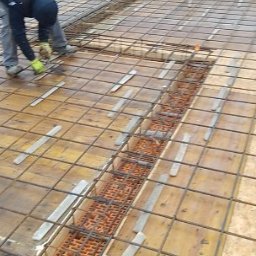 Strop żelbetowy to konstrukcja stropowa wykonana z betonu i żelaza (stali),