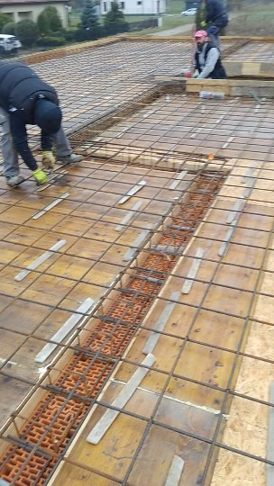 Strop żelbetowy to konstrukcja stropowa wykonana z betonu i żelaza (stali),