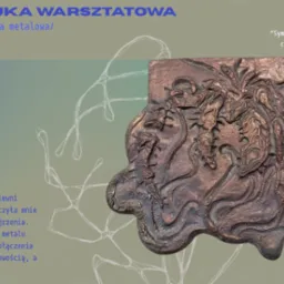 Metalowa plakieta warsztatowa 'Symbioza' z 2023 roku. Rzeźba z cynku pokryta patyną, ukazująca połączenie surowości i ruchu. Sztuka warsztatowa.