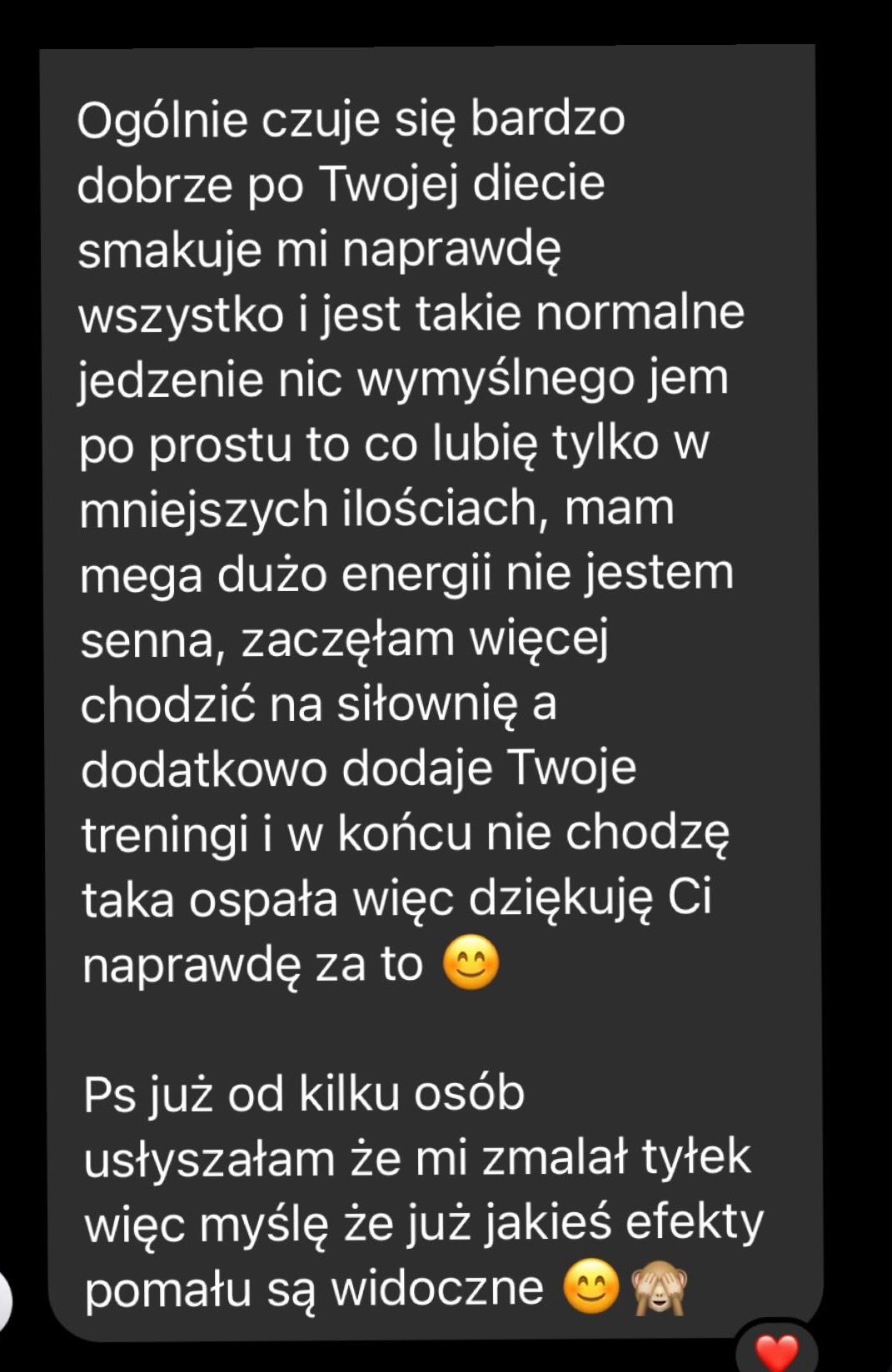 Opinia klienta: tekst wiadomości o diecie i treningach, poprawie samopoczucia, energii i efektach wizualnych. Czarny ekran z białym tekstem.