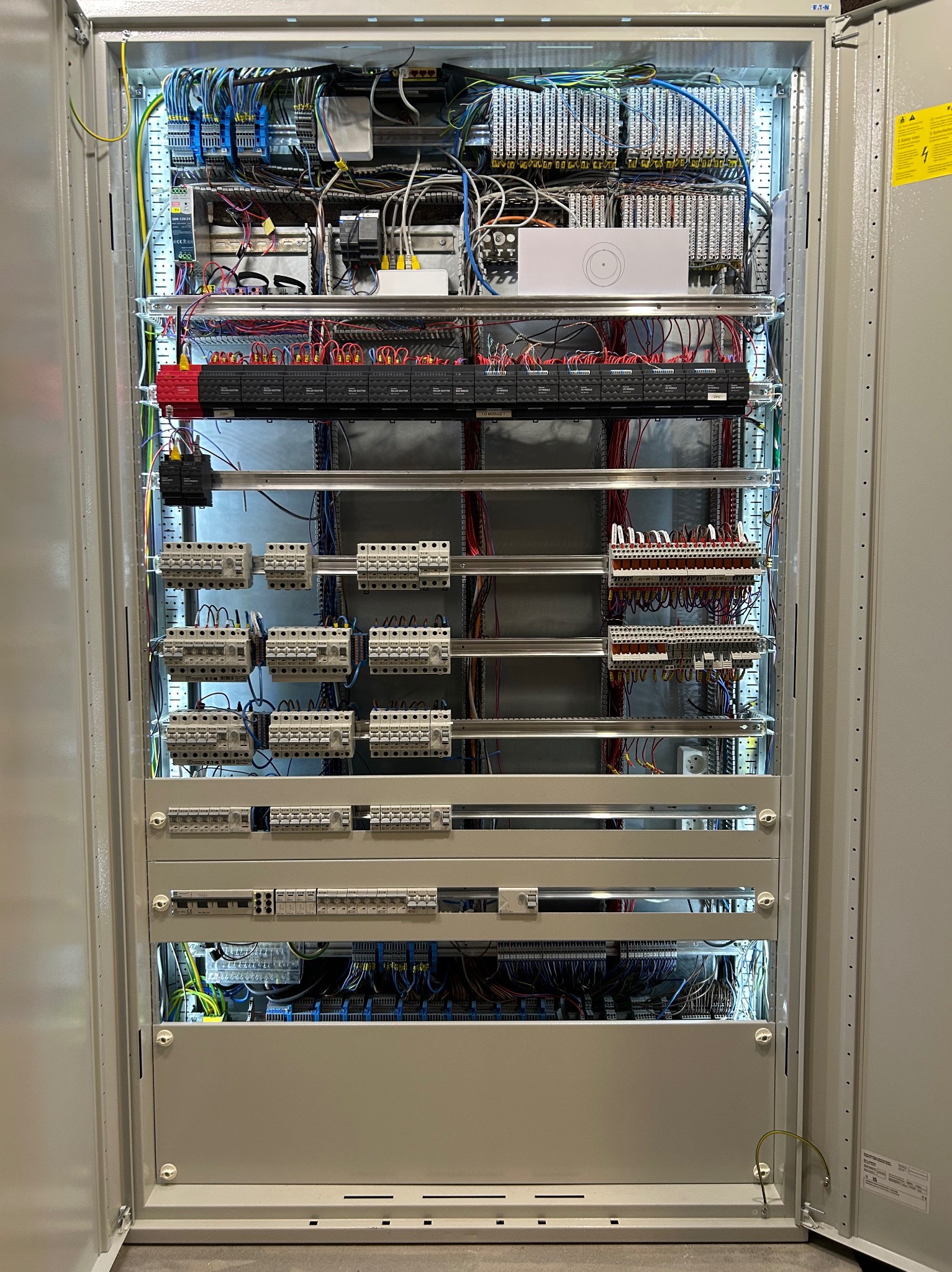 Szafa dlia budynku z całkowicie zainstalowanym systemem “SmartDom” ,współpraca z “Grenton”