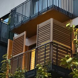 Zabudowa balkonu z shuttersami