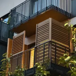 Zabudowa balkonu z shuttersami