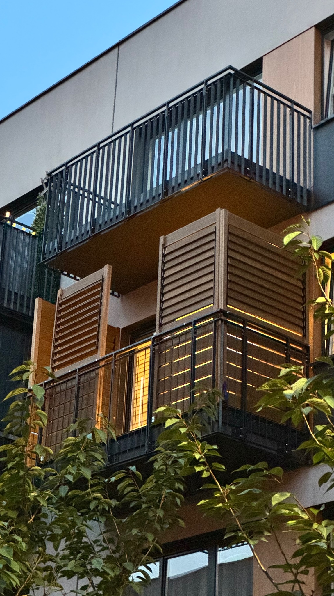 Zabudowa balkonu z shuttersami