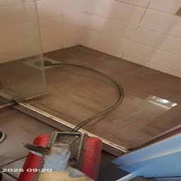 Łódź Teofilów Udrożnienie odpływu w bloku przy ulicy Traktorowej.