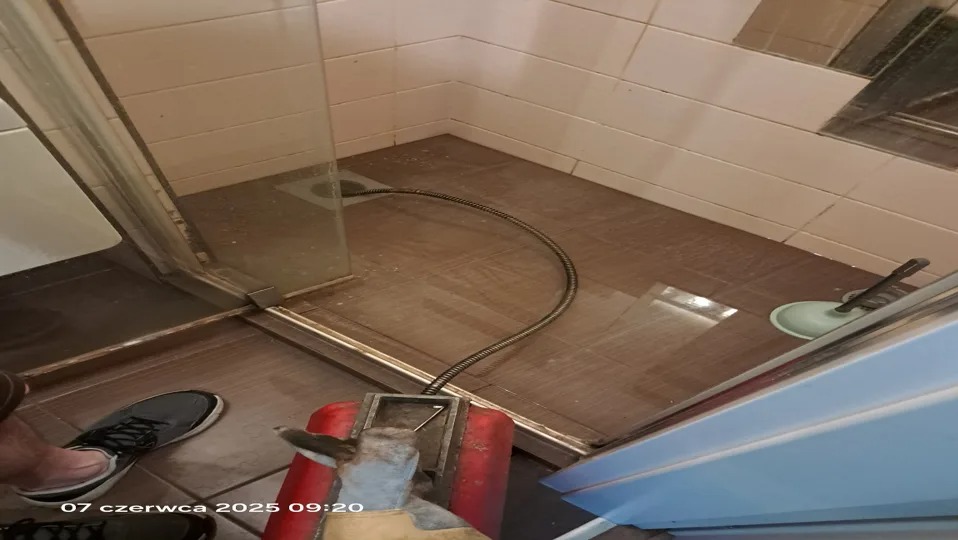 Łódź Teofilów Udrożnienie odpływu w bloku przy ulicy Traktorowej.