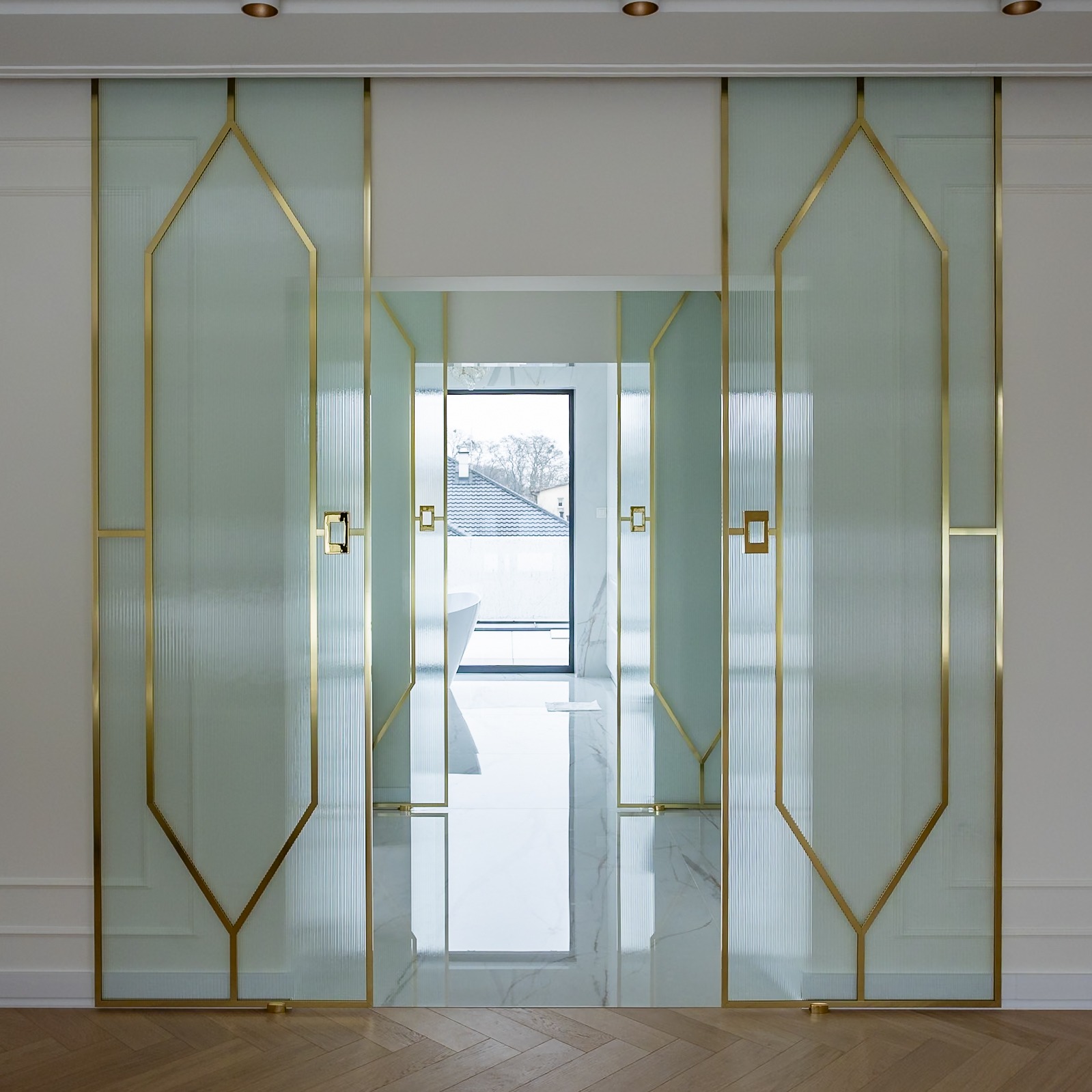 Drzwi szklane na systemie z synchronicznym domykaniem, szkło Visiosun hartowane, złote szprosy