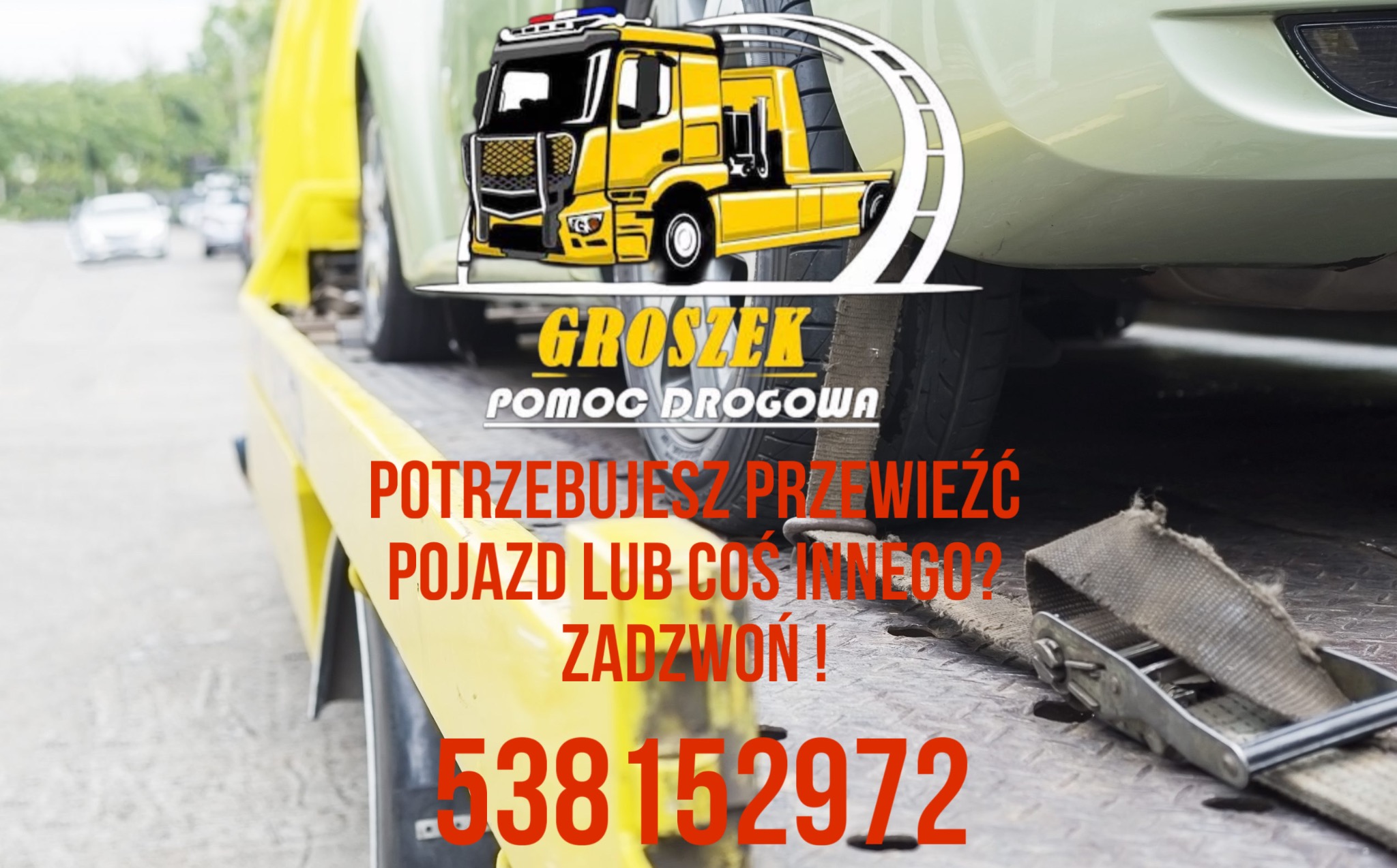 Żółta platforma pomocy drogowej z częściowo widocznym, przewożonym pojazdem. Na pierwszym planie pasy mocujące i numer telefonu kontaktowego.