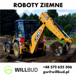 Żółta koparko-ładowarka JCB w trakcie prac ziemnych, z operatorem w kabinie, w tle zieleń i panele słoneczne. Widoczne logo firmy WILLBUD.