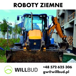 WILLBUD M. Willa S.K.A. - Żółta koparko-ładowarka JCB z przodu, na tle placu budowy z częściowo wzniesionym budynkiem. Widoczne logo firmy WILLBUD i dane kontaktowe.