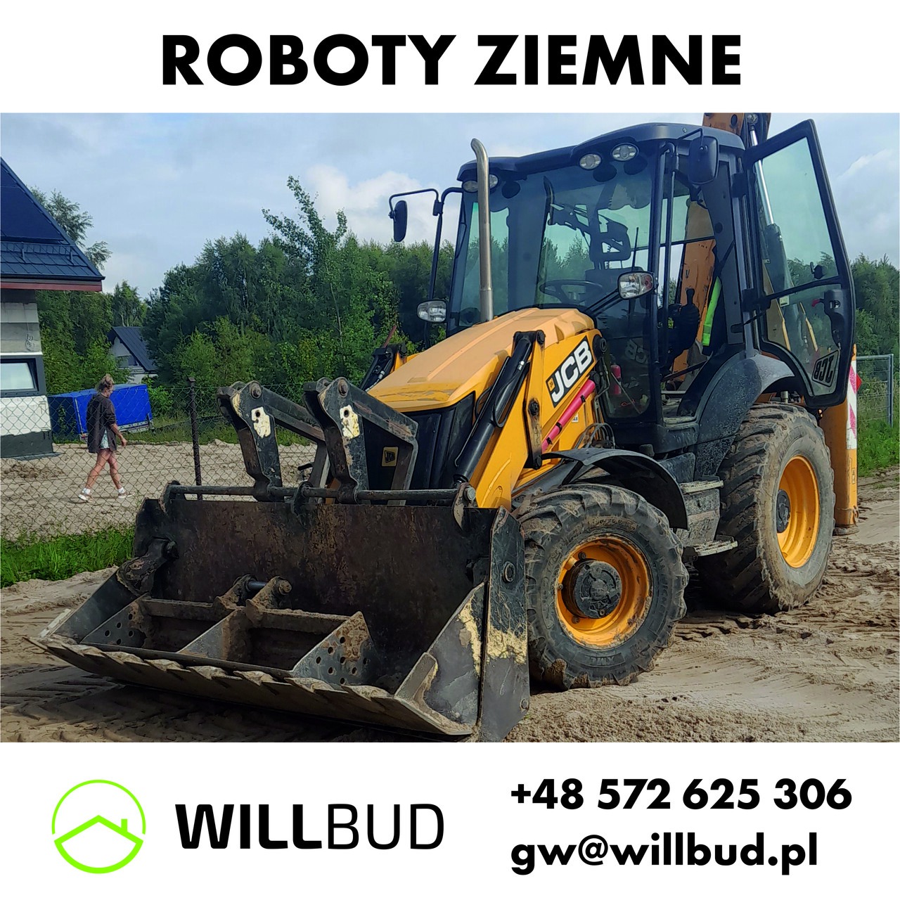 Żółto-czarna koparko-ładowarka JCB z otwartymi drzwiami kabiny stoi na piaszczystym terenie. W tle zieleń i budynek, osoba przechodząca obok ogrodzenia. Widok z bliska.