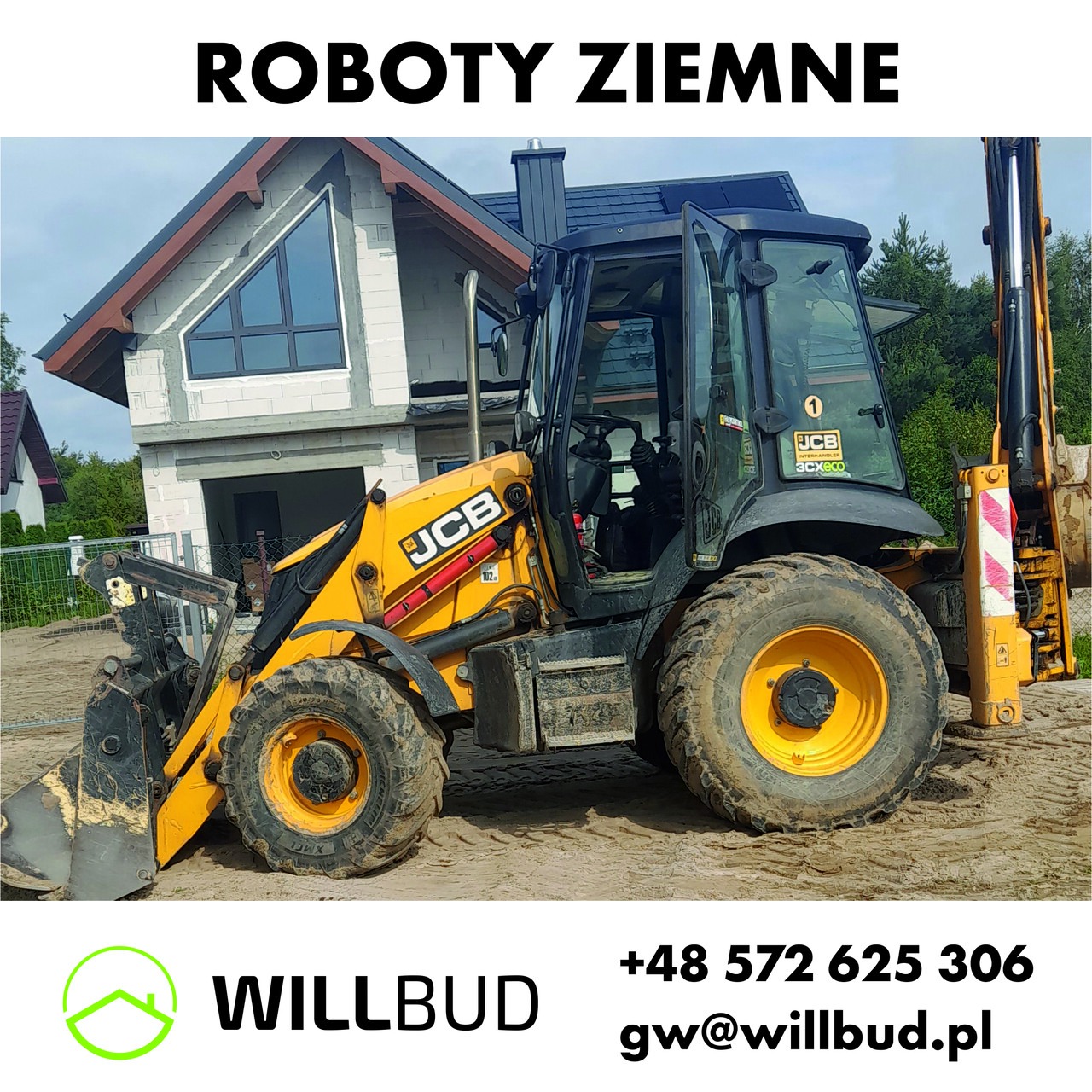 Żółta koparko-ładowarka JCB na placu budowy przed domem w stanie surowym otwartym. Widoczne ślady użytkowania maszyny i świeżo usypana ziemia.