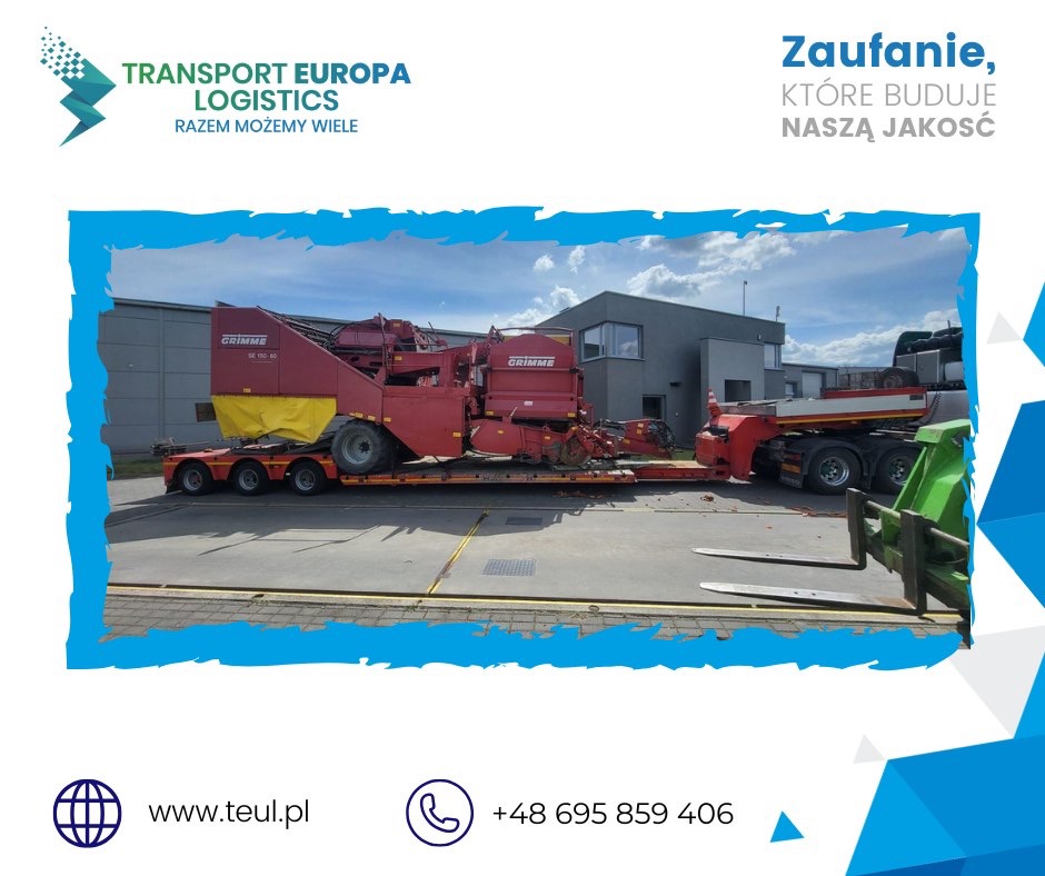 Czerwona maszyna rolnicza Grimme SE 150-60 na niskopodwoziowej naczepie, transportowana na tle szarego budynku. Widoczny fragment ciągnika i logo firmy transportowej.